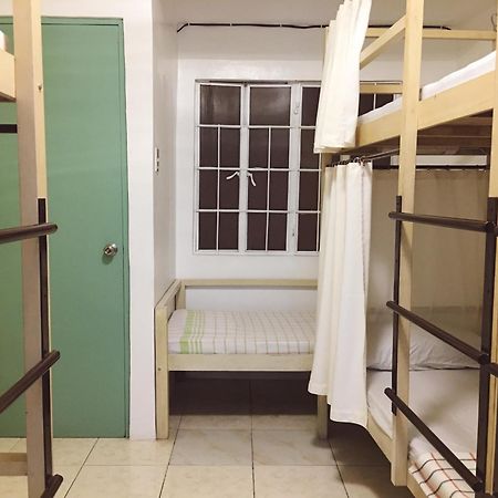 1 River Central Hostel Makati City Номер фото