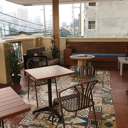 1 River Central Hostel Makati City Екстер'єр фото