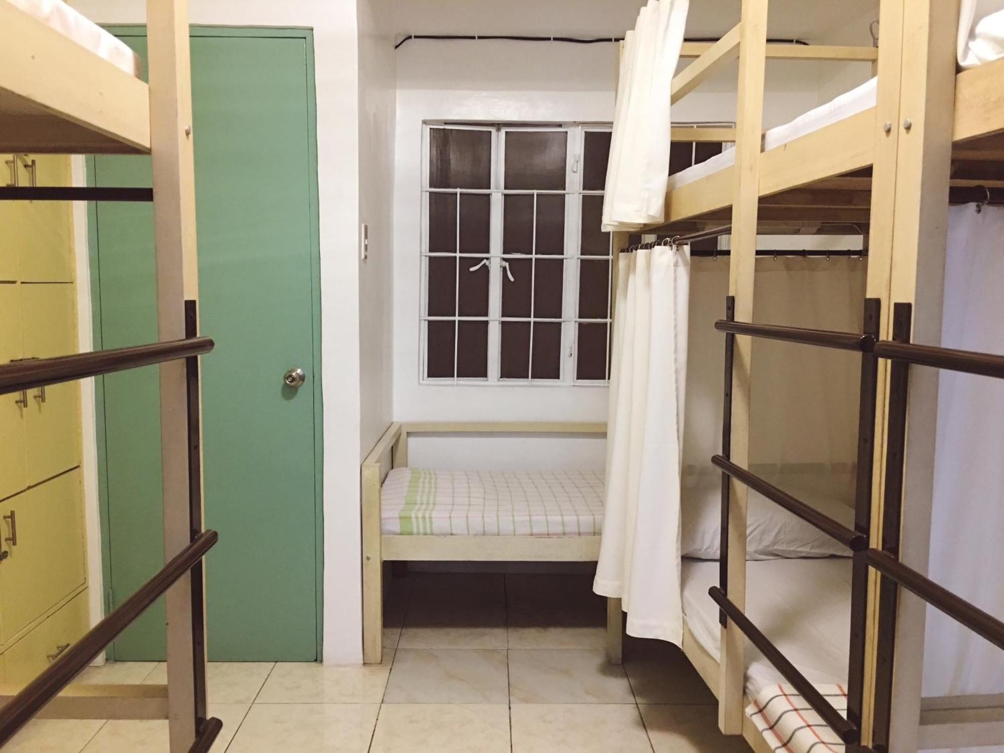 1 River Central Hostel Makati City Номер фото