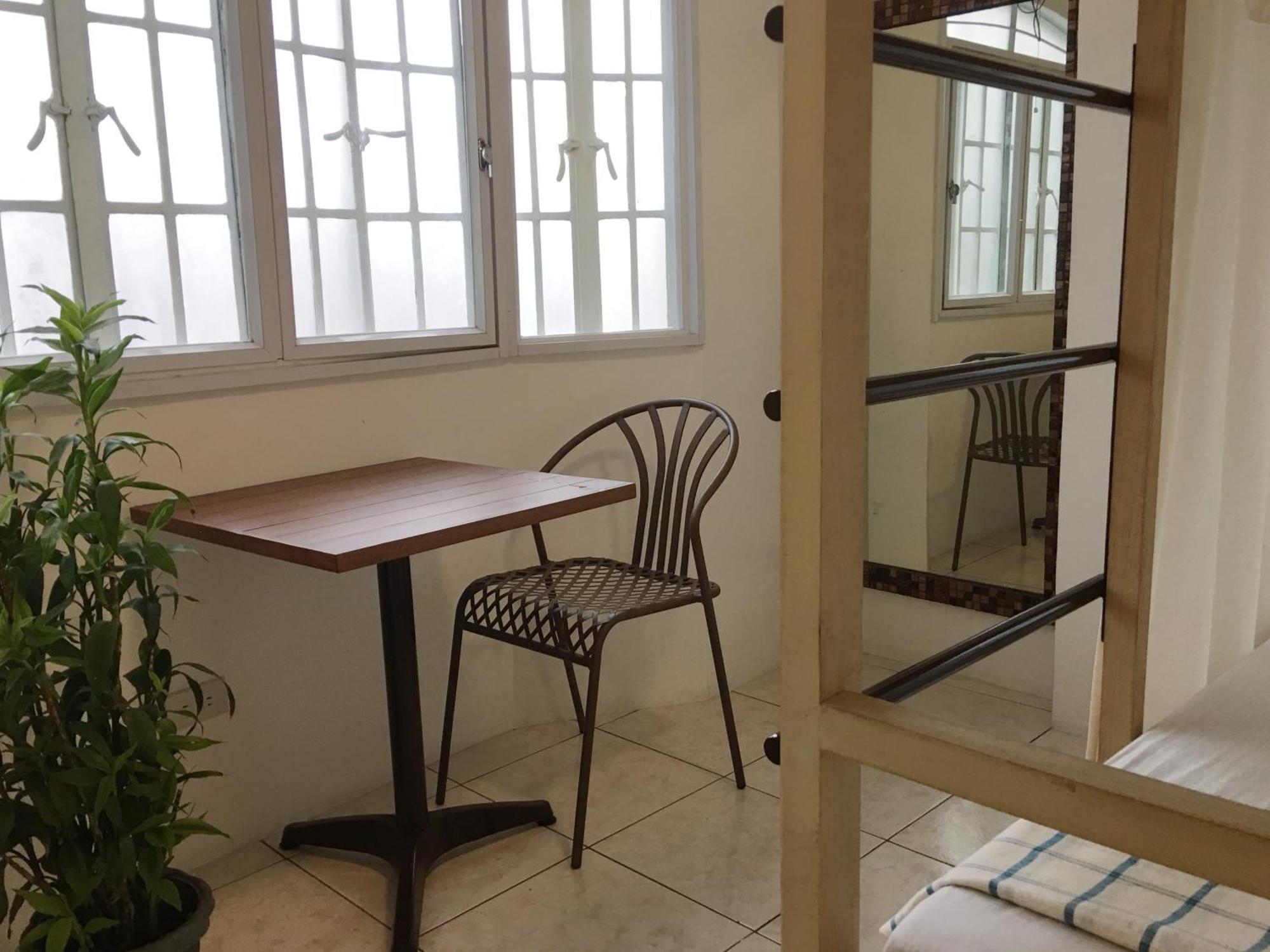 1 River Central Hostel Makati City Номер фото