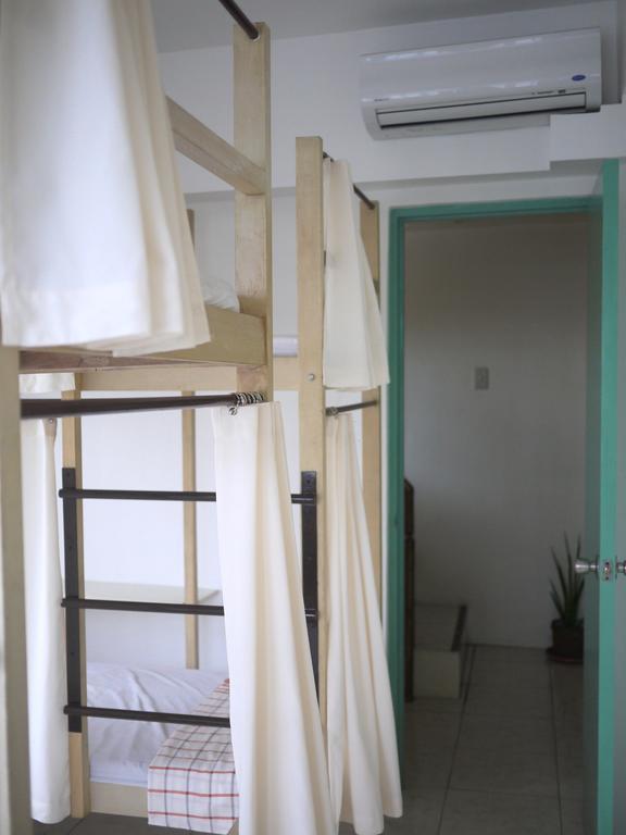 1 River Central Hostel Makati City Номер фото