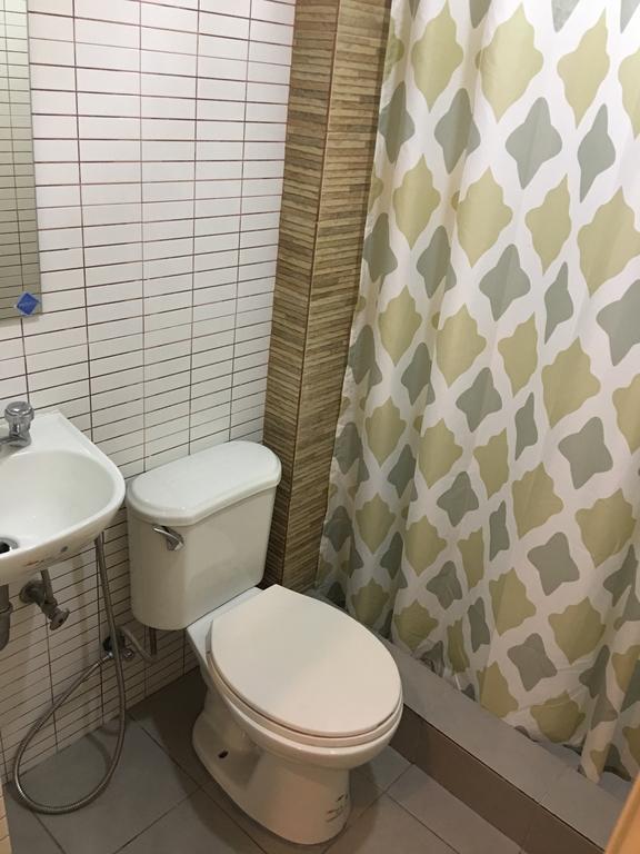 1 River Central Hostel Makati City Екстер'єр фото