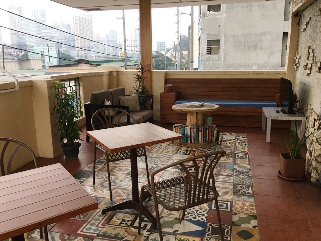 1 River Central Hostel Makati City Екстер'єр фото