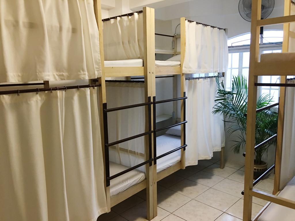 1 River Central Hostel Makati City Номер фото