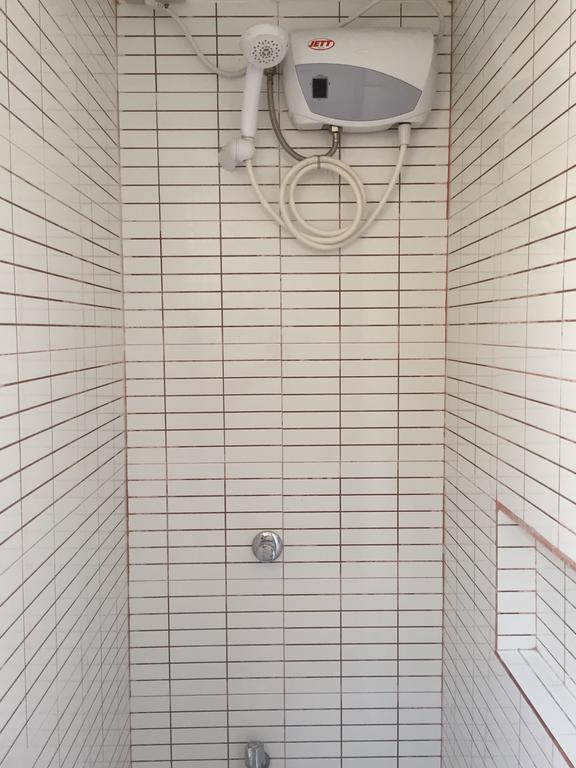 1 River Central Hostel Makati City Екстер'єр фото