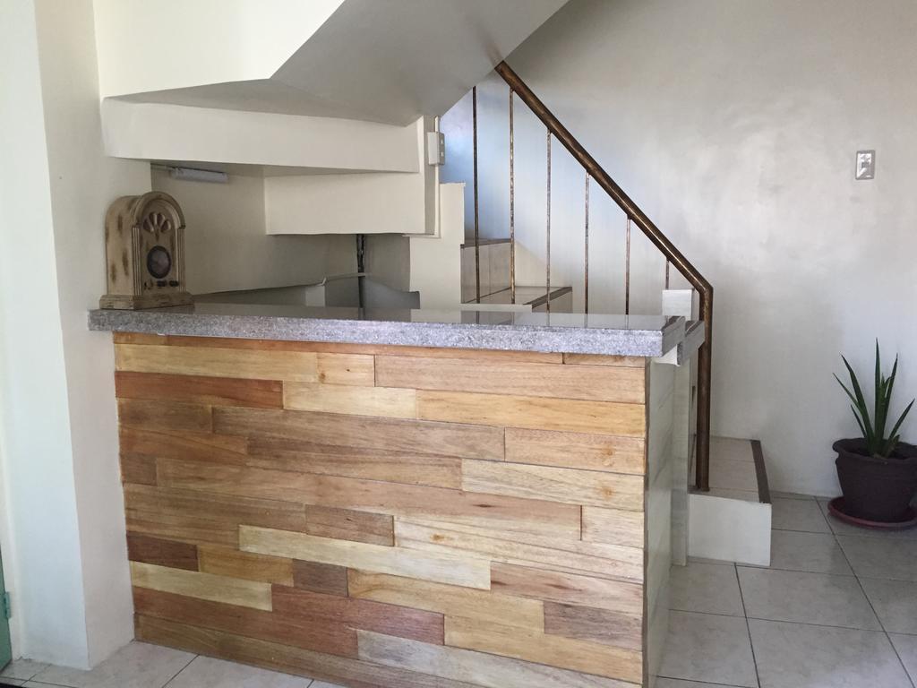 1 River Central Hostel Makati City Екстер'єр фото