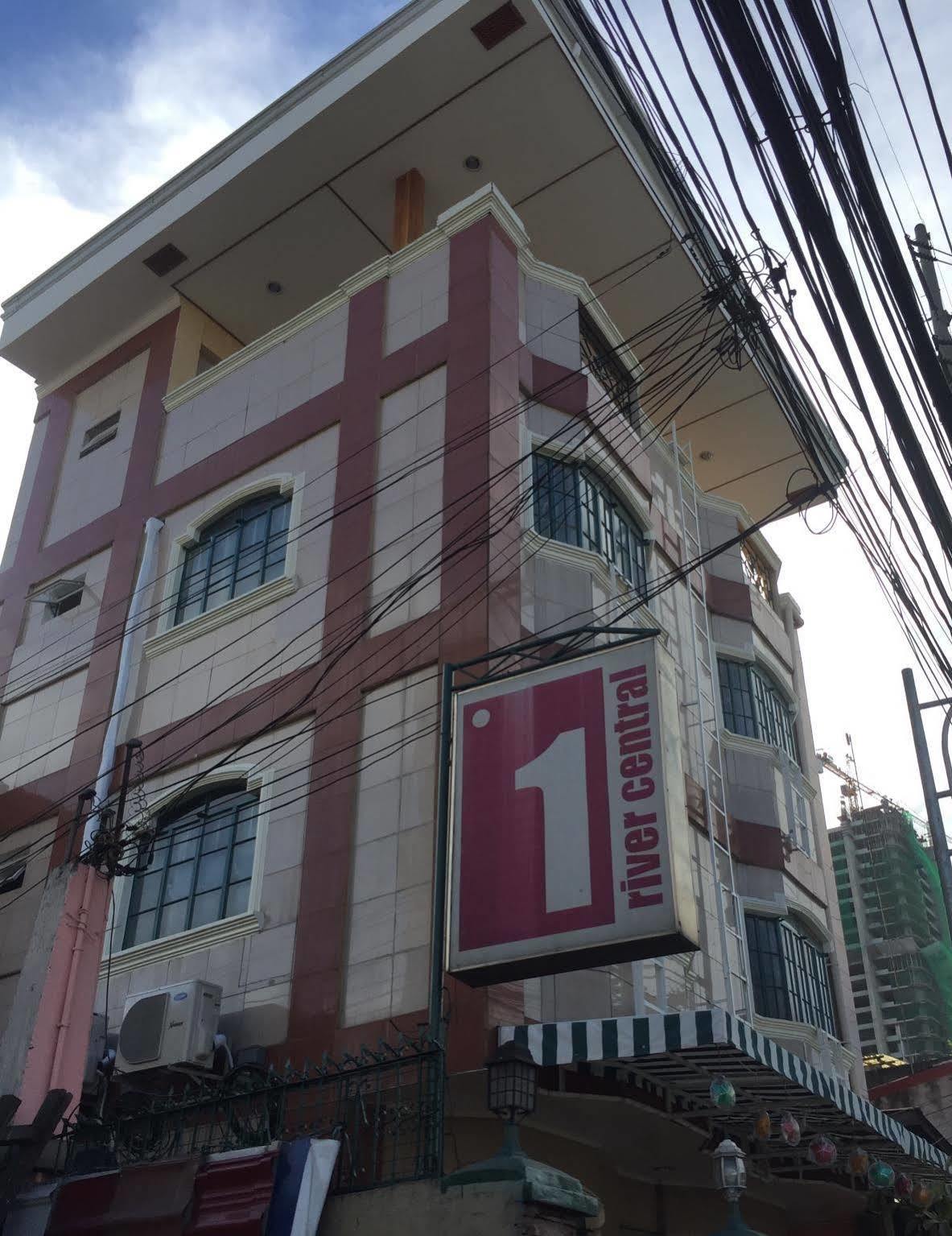 1 River Central Hostel Makati City Екстер'єр фото