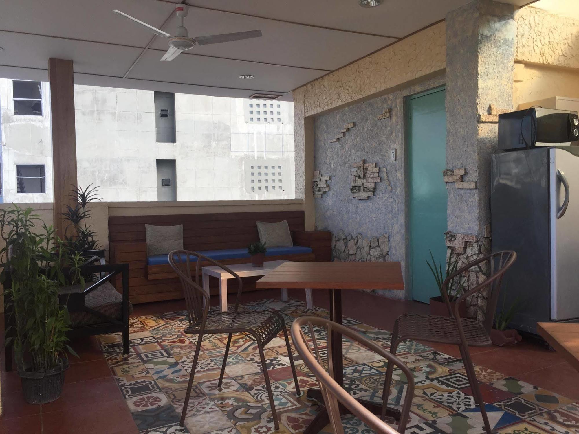 1 River Central Hostel Makati City Екстер'єр фото