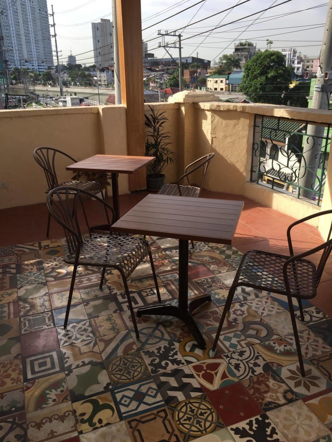 1 River Central Hostel Makati City Екстер'єр фото